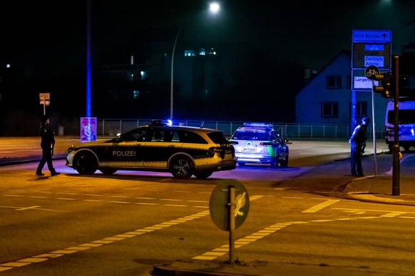 Hamburg Polizeieinsatz nach mutmasslichem Amoklauf in Hamburg-Alsterdorf, Hamburg, 09.03.2023 Zwei Polizisten an Streifenwagen waehrend Strassensperrung mit Maschinenpistole bewaffnet Polizeieinsatz n ...