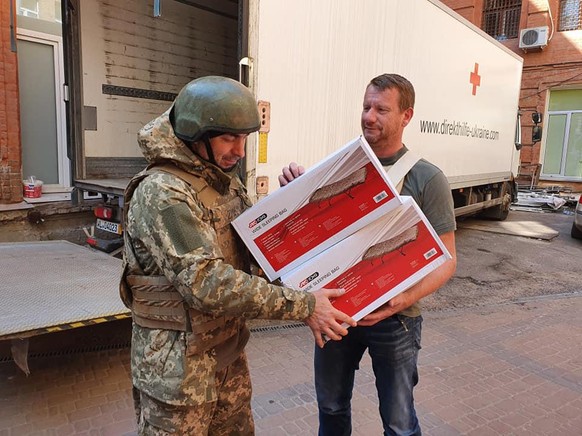 Hilfslieferungen an das ukrainische Militär. Rechts: Michael Kröger.