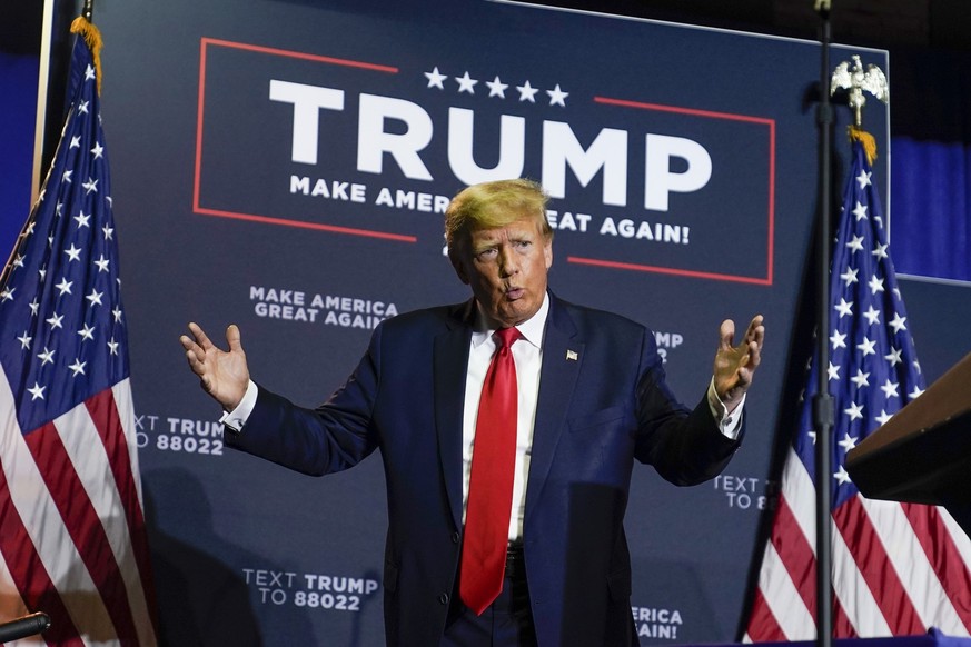 27.04.2023, USA, Manchester: Donald Trump, ehemaliger Präsident der USA, kommt zu einer Wahlkampfveranstaltung. Foto: Charles Krupa/AP/dpa +++ dpa-Bildfunk +++