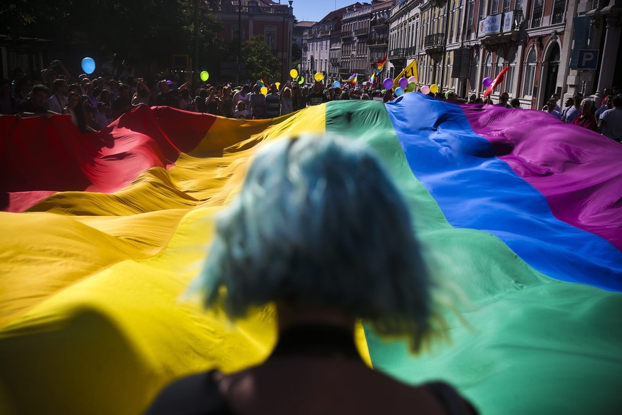 epaselect epa05376025 People take part in the 17th Lisbon gay pride parade against the discrimination of lesbian, gay, bisexual, and transgender (LGBT) people, in Lisbon, Portugal, 18 June 2016. EPA/M ...