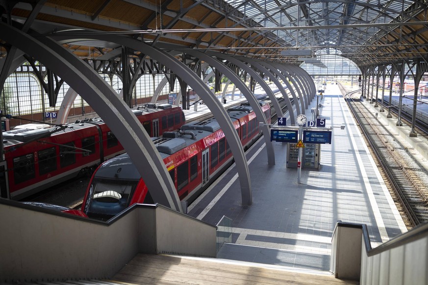 Eine Regionalbahn faehrt in den Luebecker Hauptbahnhof ein. Der Luebecker Hauptbahnhof, 06.07.18 Luebeck Schleswig-Holstein Germany Hauptbahnhof *** A regional train goes into the Luebeck main station ...