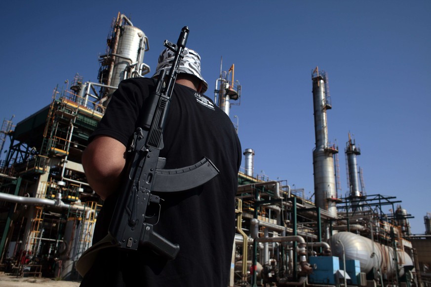 Bewaffneter bewacht eine Ölanlage in Zawyiah, Libyen. Archivbild, 2011.