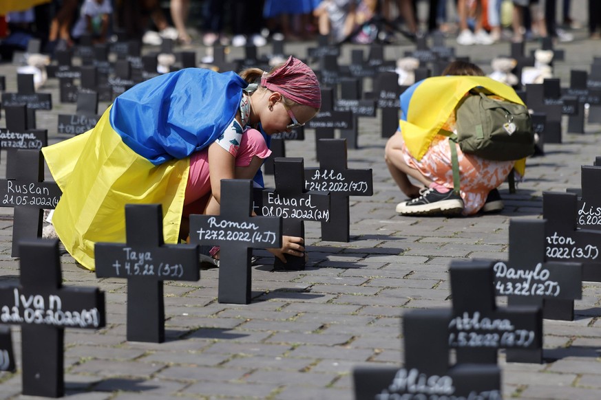 Schwarze Kreuze für verstorbene Kinder im Ukraine-Krieg. Der deutsch-ukrainische Verein Blau Gelbes Kreuz e.V. hat auf dem Heumarkt eine Kundgebung zum Gedenken an die während der Kriegshandlungen ver ...