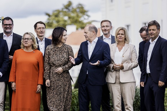 L-R Wolfgang Schmidt SPD, Chef des Bundeskanzleramtes, Svenja Schulze SPD, Bundesministerin fuer wirtschaftliche Zusammenarbeit und Entwicklung, Karl Lauterbach SPD, Bundesminister fuer Gesundheit, An ...