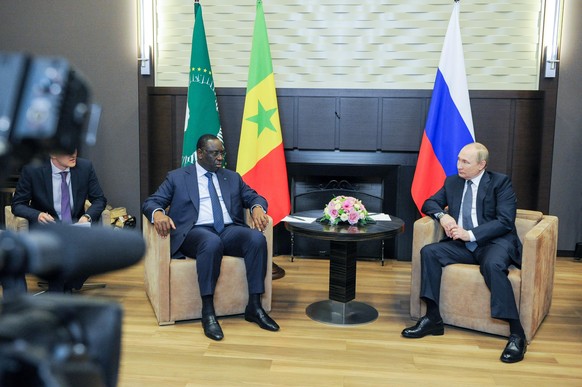 DIESES FOTO WIRD VON DER RUSSISCHEN STAATSAGENTUR TASS ZUR VERFÜGUNG GESTELLT. [SOCHI, RUSSIA - JUNE 3, 2022: Macky Sall (L), Senegal&#039;s President and African Union Chairperson, and Russia&#039;s  ...