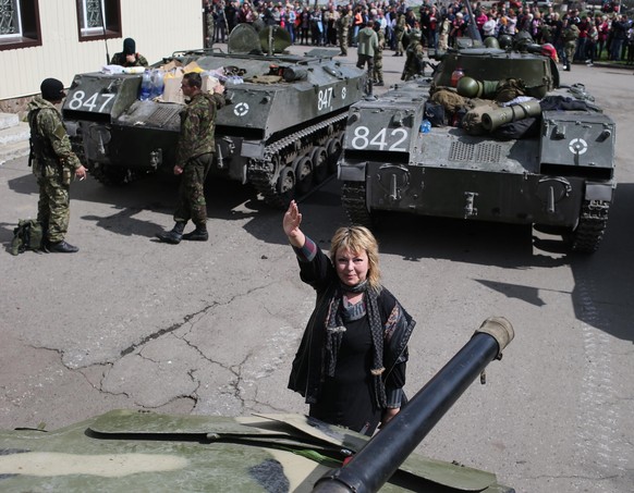 Eine Frau stellt sich unbewaffnet mitte April in Oblast Donezk einem Panzer entgegen.