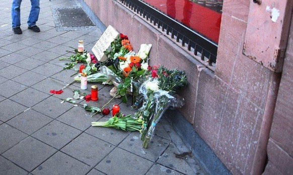 Trauernde haben am Tatort Blumen niedergelegt. 