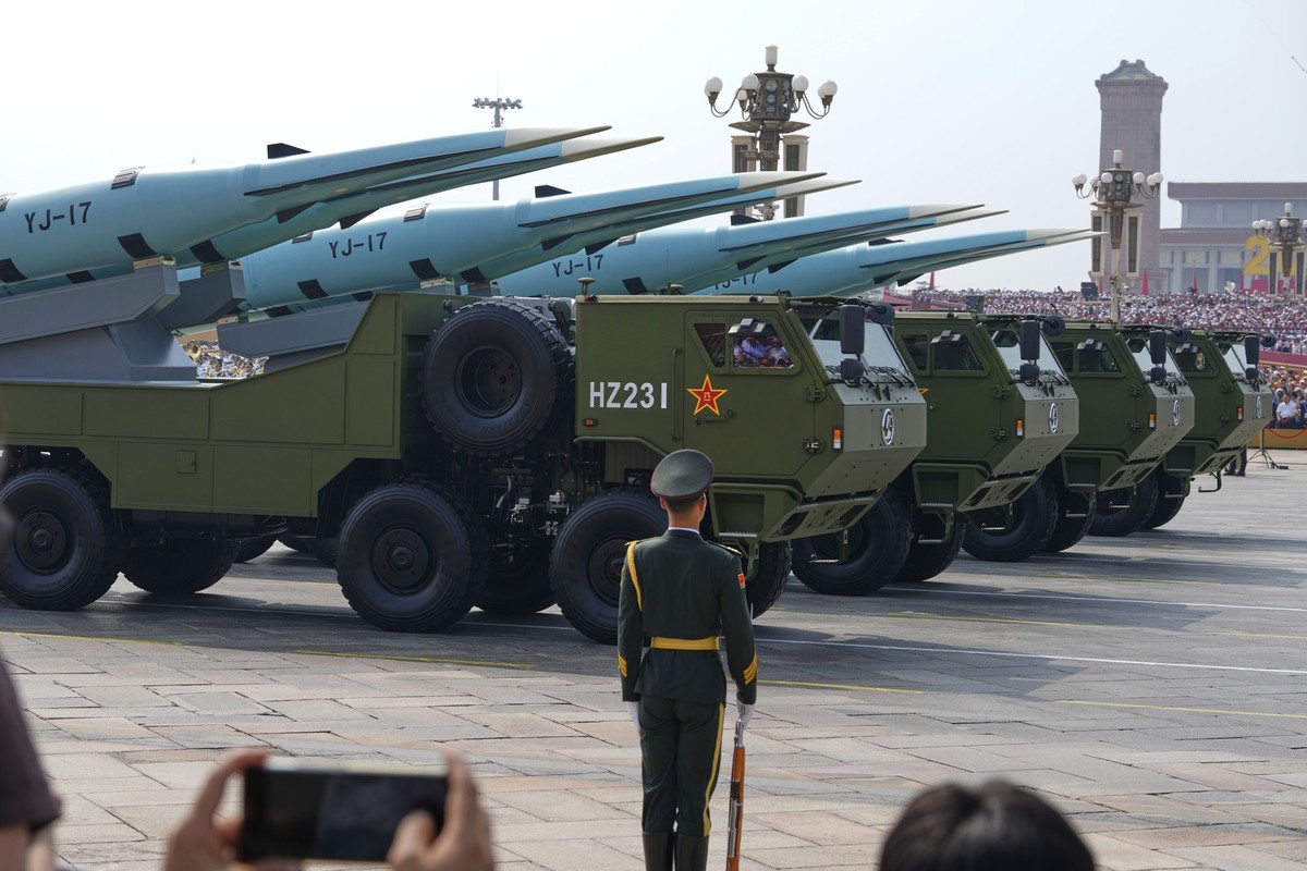03.09.2025, China, Peking: Hyperschall-Anti-Schiffs-Raketen des Typs YJ-17 passieren während einer Militärparade zum 80. Jahrestag der Kapitulation Japans im Zweiten Weltkrieg vor dem Tian&#039;anmen- ...