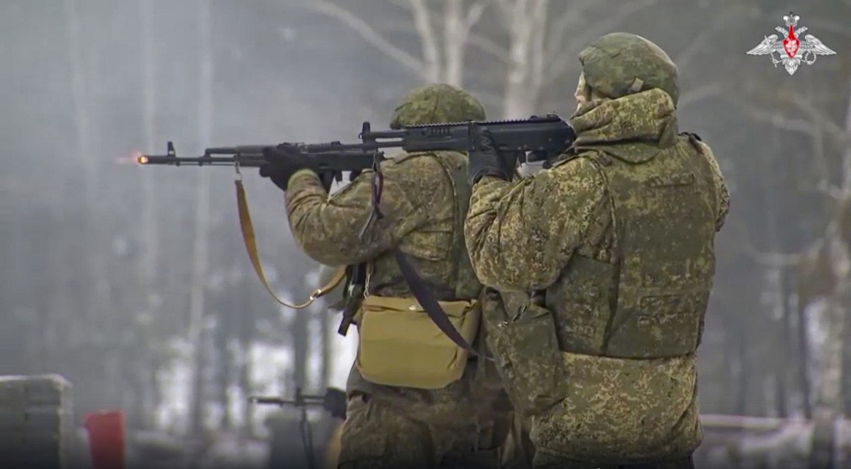 HANDOUT - 19.12.2022, Belarus, ---: Auf diesem vom Pressedienst des russischen Verteidigungsministeriums ver�ffentlichten Videostandbild nehmen russische Soldaten an �bungen in Belarus teil. Belarus f ...