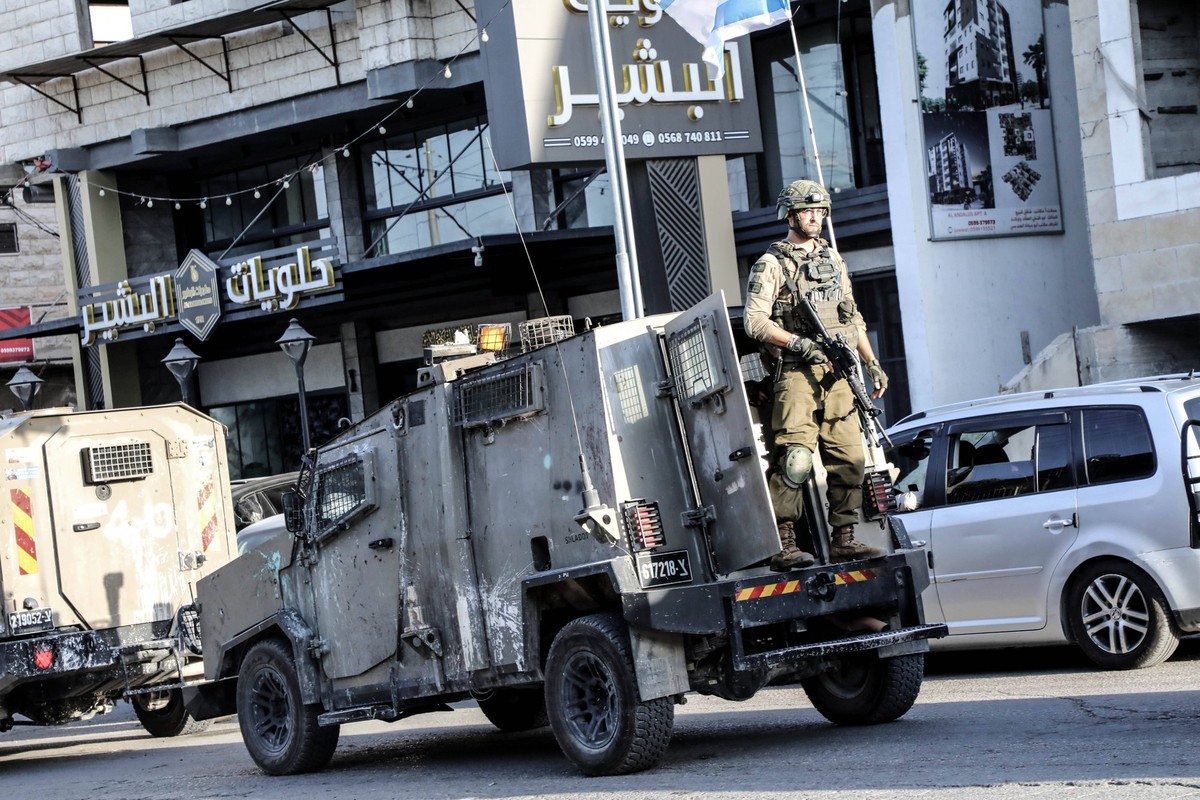 Palestinian-Israeli conflict in Nablus, Palestine - 30 Jul 2025 Israeli soldiers take positions during a raid on the Askar refugee camp east of Nablus. Israeli forces raided and searched Palestinian h ...