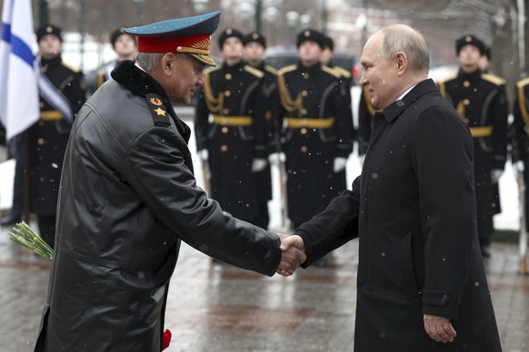 23.02.2024, Russland, Moskau: Auf diesem von der staatlichen russischen Nachrichtenagentur Sputnik via AP veröffentlichten Foto gibt Wladimir Putin (r), Präsident von Russland, Sergej Schoigu, Verteid ...