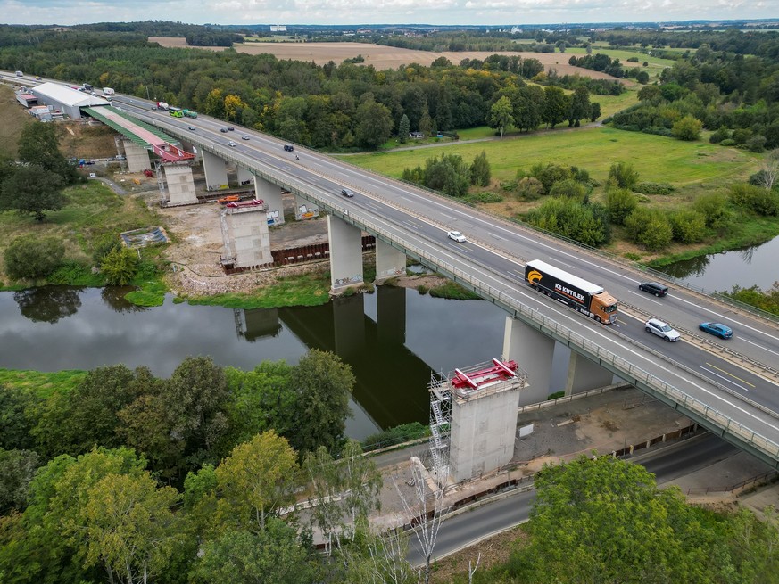 12.09.2024, Sachsen, Grimma: Die neue Muldebrücke der A14 bei Grimma wird im dritten von sieben geplanten Verschüben im Taktschiebeverfahren über das Muldental geschoben. Damit wächst die Brücke inner ...