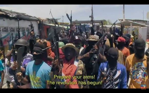 Schwer bewaffnet und singend marschierte die G9 nach Ankündigung der Revolution durch die Straßen.