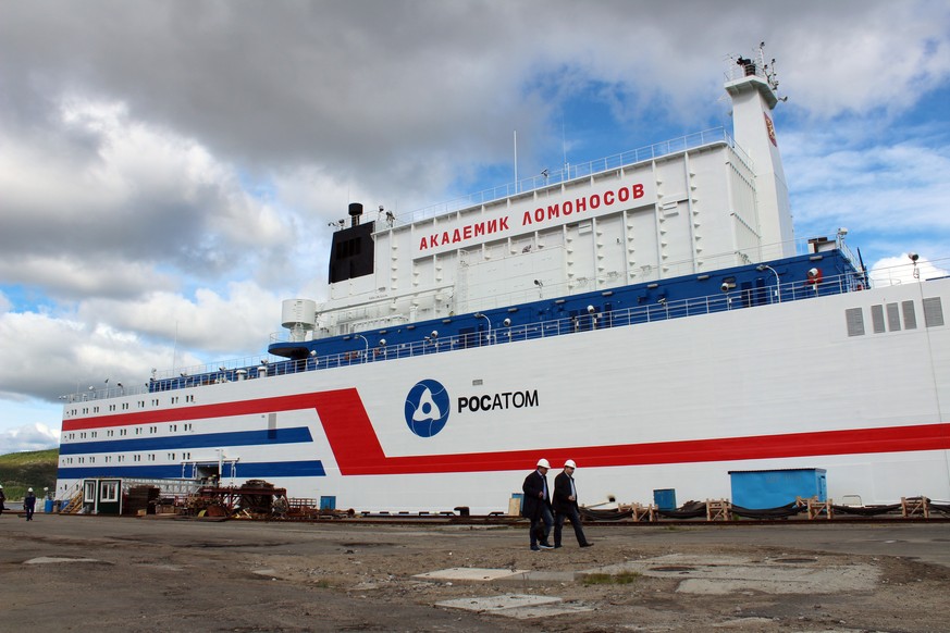 28.06.2019, Russland, Mumansk: Das erste schwimmende Atomkraftwerk mit dem Namen Akademik Lomonossow liegt am in einem Hafen in der Stadt Murmansk. Moskau investiert immer mehr in Atomenergie. So soll ...