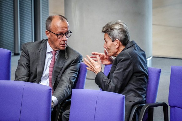 21.09.2023, Berlin: Rolf Mützenich, Vorsitzender der SPD-Bundestagsfraktion, und Friedrich Merz (l, CDU), CDU-Bundesvorsitzender und Unionsfraktionsvorsitzender, unterhalten sich am Rande der Sitzung  ...