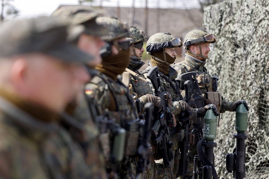 Soldaten präsentieren Waffen und mehrere Panzerfaust 3 EX beim Besuch von Ministerpräsident Hendrik Wüst bei der Panzerbrigade 21 Lipperland in der Generalfeldmarschall-Rommel-Kaserne im Kreis Lippe.  ...