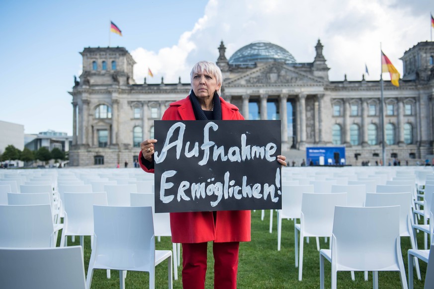 Mehrere Hilfsorganisationen haben mit rund 13.000 Stuehlen am Montag 07.09.2020 vor dem Bundestag in Berlin fuer die Aufnahme von mehr Fluechtlingen in Deutschland demonstriert. Foto: Bundestagsvizepr ...