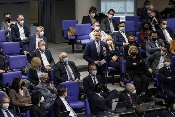 Aktuell,18.11.2021 Berlin, Jens Spahn der geschaeftsfuehrende Bundesminister fuÌr Gesundheit, Bundesgesundheitsminister bei einer Intervention als Abgeordneter im Plenum bei der Debatte zum Tagesordn ...