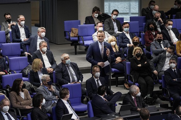 Aktuell,18.11.2021 Berlin, Jens Spahn der geschaeftsfuehrende Bundesminister fuÌr Gesundheit, Bundesgesundheitsminister bei einer Intervention als Abgeordneter im Plenum bei der Debatte zum Tagesordn ...