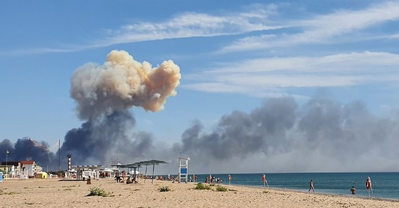 dpatopbilder - 09.08.2022, Ukraine, Saky: Am Strand von Saky steigt Rauch nach einer Explosion auf. Auf der von Russland annektierten ukrainischen Halbinsel Krim im Schwarzen Meer ist Munition auf ein ...