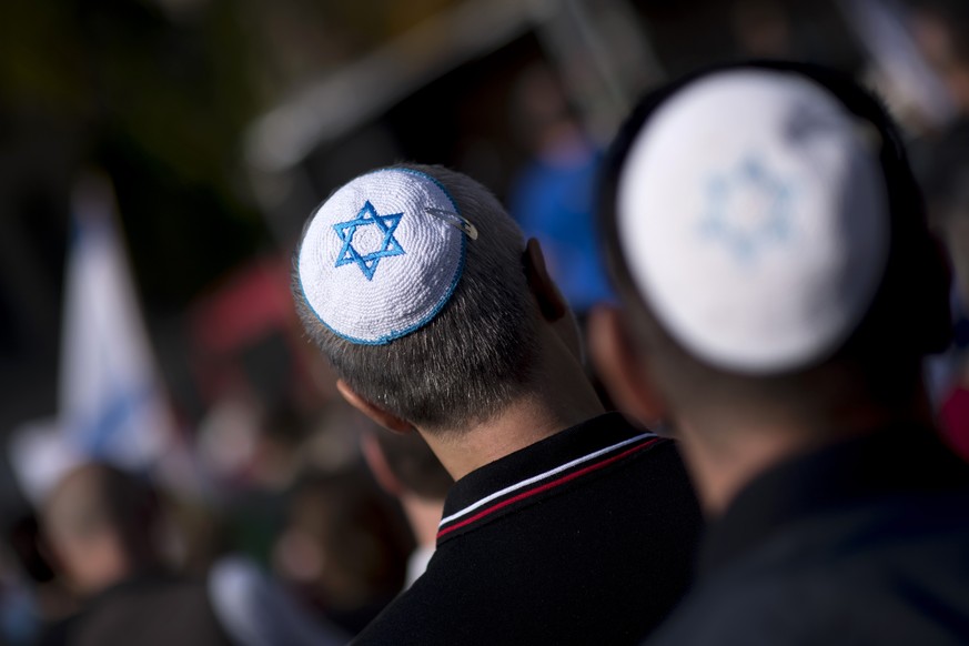 unteilbar Demo against anti-Semitism DEU, Deutschland, Germany, Berlin, 13.10.2019 Demonstrant mit Kippa auf der Demonstration von unteilbar, unter dem Motto unteilbar Rechter Terror bedroht Unsere Ge ...