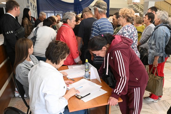 Russia Belgorod Evacuees 8742376 12.08.2024 Civilians gather at an evacuation point set up to transport residents from the Krasnoyaruzhsky district, in Belgorod region, Russia. Some 11,000 residents o ...