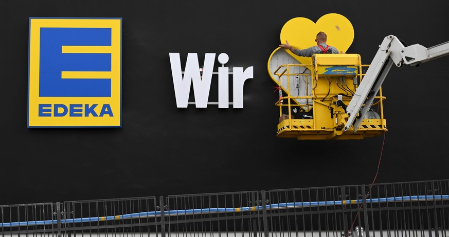 Schriftzug-Installation an einer neuen Edeka-Lebensmittelfiliale, Supermarkt, in Eichenau, Bayern, aufgenommen am 29. Maerz 2019. *** Installation lettering at a new Edeka grocery store Supermarket in ...