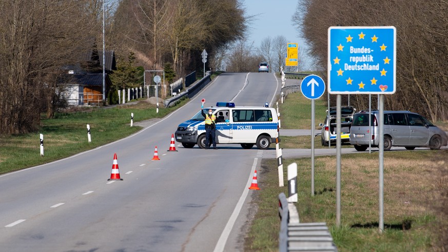 16.03.2020, Bayern, Neuhaus am Inn: Polizisten stehen an der Bundesstra