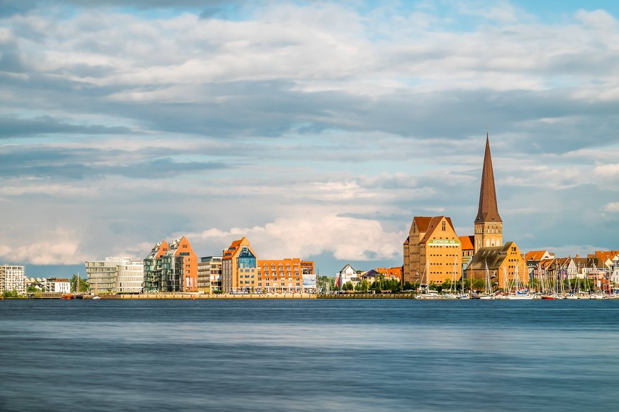 View of buildings at waterfront. / creative PUBLICATIONxINxGERxSUIxAUTxONLY Copyright: DieterNx/xPhotocase photocase_1254216