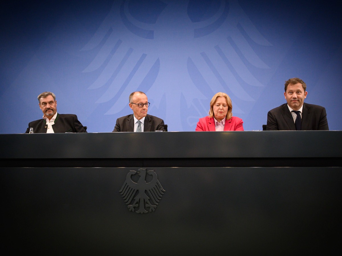 Berlin, Pressekonferenz zu den Ergebnissen der Beratungen des Koalitionsausschusses im Bundeskanzleramt Bundeskanzler Friedrich Merz CDU, Vizekanzler Lars Klingbeil SPD, Markus S