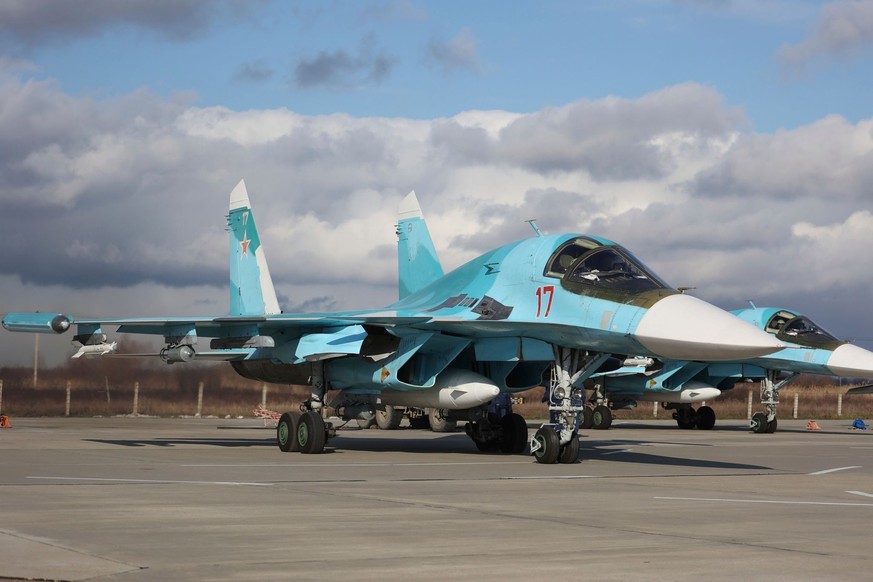 ARCHIV - 19.01.2022, Russland, Krasnodar: Russische Suchoi Su-34 Jagdbomber parken vor einer Milit