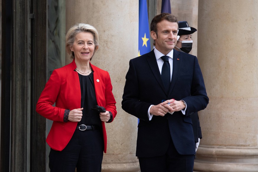 Emmanuel Macron president de la Republique recoit Ursula VON DER LEYEN Presidente de la Commission europeenne au Palais de l Elysee NEWS : Emmanuel Macron recoit la Presidente de la Commission europee ...