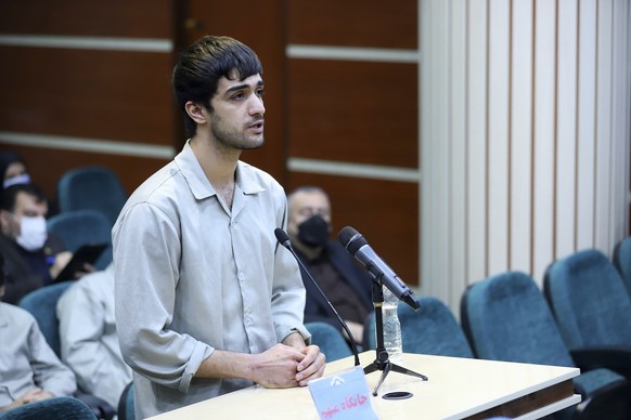 HANDOUT - 30.11.2022, Iran, Karadsch: Auf diesem von der Nachrichtenagentur Mizan veröffentlichten Foto spricht Mohammed-Mehdi K., ein verurteilter und hingerichteter Demonstrant, während seines Proze ...