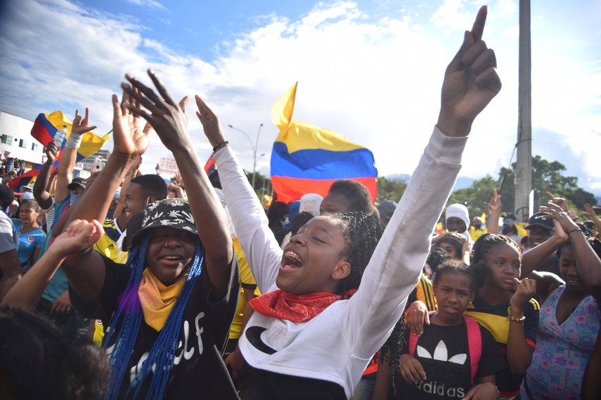 CALI COLOMBIA, 05/01/2021.- Demonstrators participate in a new day of protests against the tax reform, while commemorating International Workers Day , in Cali, Colombia, 01 May 2021. Massive demonstra ...