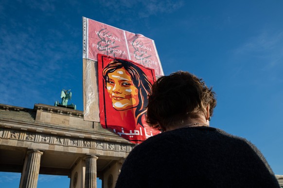 12.11.2022, Berlin, Deutschland, Europa - Demonstration vor dem Brandenburger Tor gegen die Verletzung der Menschenrechte durch die Islamische Republik im Iran und zur Ehrung der Opfer der iranischen  ...