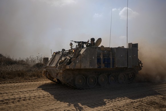 13.10.2023, Israel, ---: Ein israelischer Soldat zeigt ein V-Zeichen von einem Schützenpanzer aus, der sich im Süden Israels auf die Grenze zum Gazastreifen zubewegt. Foto: Ariel Schalit/AP/dpa +++ dp ...