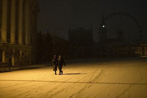 18.11.2022, Ukraine, Kiew: Menschen spazieren durch den Schnee im Stadtzentrum. Nach Angaben des Kiewer B�rgermeisters Klitschko seien mehr als eineinhalb Millionen Einwohner in Kiew und mehr als zehn ...