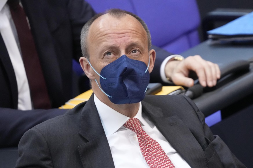 Aktuell,07.04.2022 Berlin, Friedrich Merz von der Partei CDU mit Blick nach oben im Portrait im Plenum zur Debatte Impfpflicht gegen SARS-CoV-2 bei der 28. Sitzung des Deutschen Bundestag in Berlin