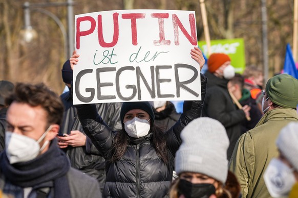 27.02.2022,Berlin,Deutschland,GER,Friedensdemonstration unter dem Motto:Stoppt den Krieg.Frieden f�r die Ukraine und ganz Europa.Gro�er Tiergarten.Stra�e des 17. Juni zwischen Siegess�ule und Brandenb ...