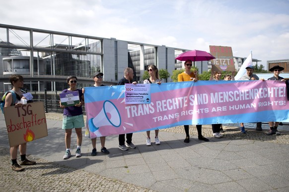 Kundgebung Selbstbestimmungsgesetz DEU, Deutschland, Germany, Berlin, 30.06.2022 Kundgebung der LGBTQIA Community unter der Motto Transrechte sind Menschenrechte Gegen trans*feindluche Berichterstattu ...