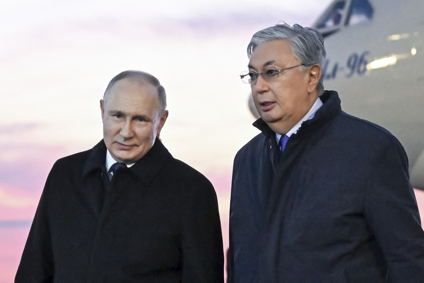 09.11.2023, Kasachstan, Astana: Auf diesem von der staatlichen russischen Nachrichtenagentur Sputnik via AP veröffentlichte Foto empfängt Kassym-Jomart Tokajew (r), Präsident von Kasachstan, Wladimir  ...