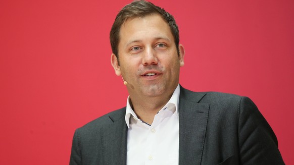 SPD Generalsekretaer Lars Klingbeil waehrend der Impulsveranstaltung Solidaritaet im Digitalen Kapitalismus im Willy-Brandt-Haus in Berlin am 13. Juni 2018. SPD Impuls Veranstaltung Digitaler Kapitali ...