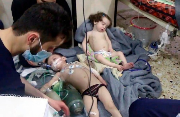 Dieses von den syrischen „Weißhelmen“ veröffentlichte Foto
zeigt Kleinkinder bei einer Behandlung nach dem mutmaßlichen Giftgasangriff in
Ost-Ghuta.