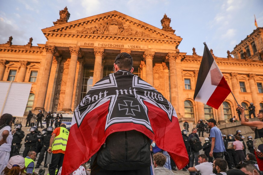 Demonstranten trugen am vergangenen Samstag unter anderem die Reichskriegsflagge, ein Symbol, das häufig von Rechtsradikalen genutzt wird.