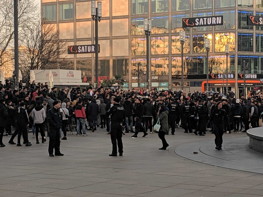 Viele Polizisten, viele junge Menschen vor Ort.