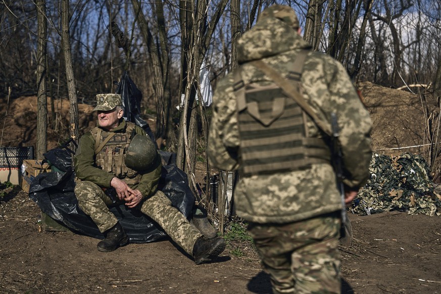 27.03.2023, Ukraine, Bachmut: Ukrainische Soldaten der 28. Brigade bewachen ihre Stellung in der Nähe von Bachmut in der Region Donezk. Foto: Libkos/AP +++ dpa-Bildfunk +++