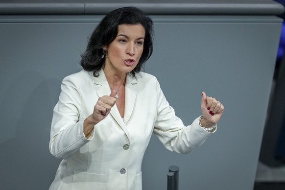 06.12.2024, Berlin: Dorothee Bär (CSU) spricht im Plenum des Bundestags. Thema ist der Gesetzentwurf zum Schutz von Frauen vor häuslicher Gewalt. Foto: Kay Nietfeld/dpa +++ dpa-Bildfunk +++