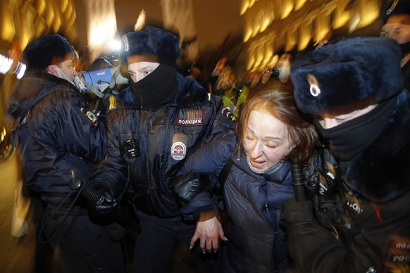 02.02.2021, Russland, Moskau: Polizisten verhaften bei einem Protest eine Anh�ngerin Nawalnys auf dem Roten Platz. Nawalny ist von einem Gericht in Moskau zu dreieinhalb Jahren Straflager verurteilt w ...