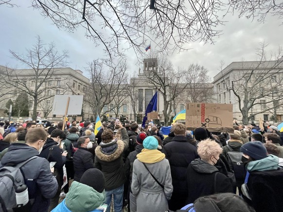 Demonstrierende vor der russischen Botschaft in Berlin.