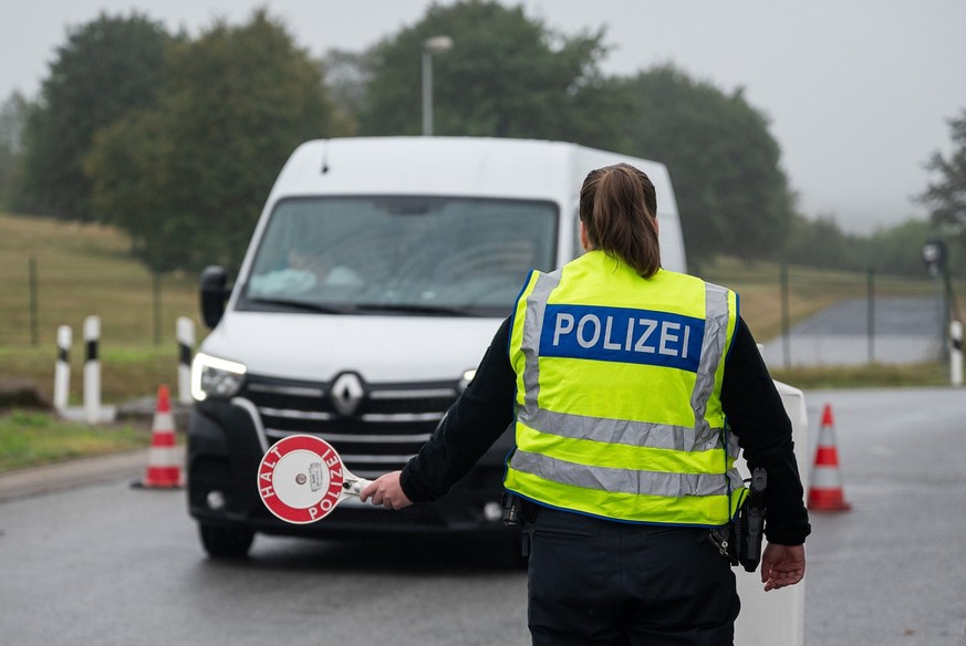 ARCHIV - 16.09.2024, Sachsen, Ludwigsdorf: Eine Beamtin der Bundespolizei hält einen Transporter am Grenzübergang an der Kontrollstelle an der Bundesautobahn A4 an. (zu dpa: «140 Tage Grenzkontrollen: ...